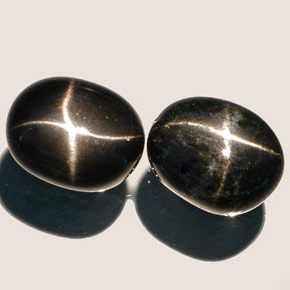 カラットの天然黒スターダイオプサイド（10.1×8 mm・オーバルカット）