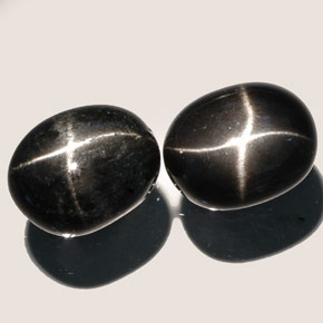 カラットの天然黒スターダイオプサイド（10.1×8 mm・オーバルカット）