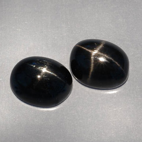 カラットの天然黒スターダイオプサイド（10×8 mm・オーバルカット）