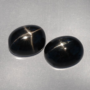 カラットの天然黒スターダイオプサイド（10×8 mm・オーバルカット）
