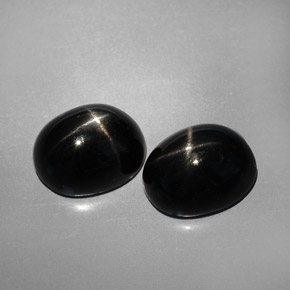 カラットの天然黒スターダイオプサイド（10×8.2 mm・オーバルカット）