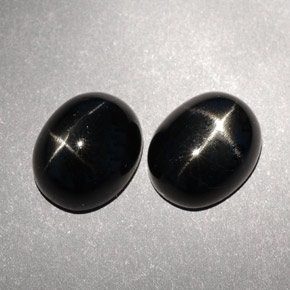 カラットの天然黒スターダイオプサイド（10.1×8.2 mm・オーバルカット）