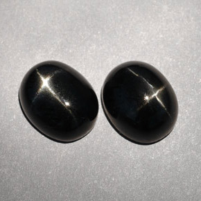 カラットの天然黒スターダイオプサイド（10.1×8.2 mm・オーバルカット）