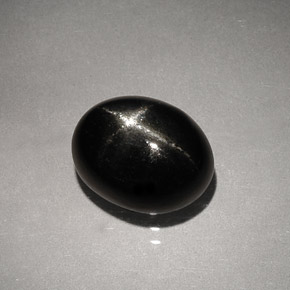 4.13カラットの天然黒スターダイオプサイド（10.2×8.1 mm・オーバルカット）
