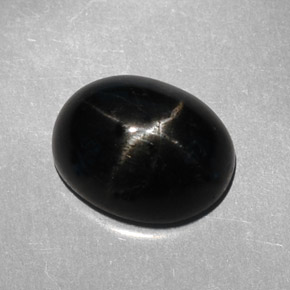 3.95カラットの天然黒スターダイオプサイド（10.2×8 mm・オーバルカット）