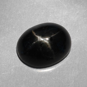 3.95カラットの天然黒スターダイオプサイド（10.2×8 mm・オーバルカット）