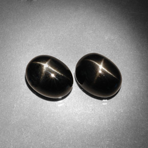 カラットの天然黒スターダイオプサイド（9.1×7.1 mm・オーバルカット）
