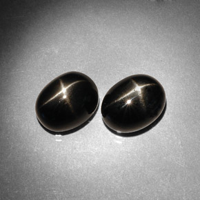 カラットの天然黒スターダイオプサイド（9.1×7.1 mm・オーバルカット）