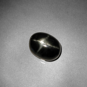 2.38カラットの天然黒スターダイオプサイド（9.2×7 mm・オーバルカット）
