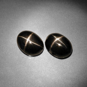 カラットの天然黒スターダイオプサイド（9.1×7 mm・オーバルカット）