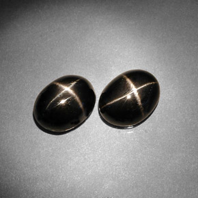 カラットの天然黒スターダイオプサイド（9.1×7 mm・オーバルカット）