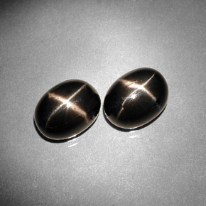 カラットの天然黒スターダイオプサイド（9.1×7.1 mm・オーバルカット）