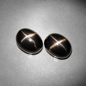 カラットの天然黒スターダイオプサイド（9.1×7.1 mm・オーバルカット）