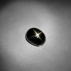 2.58カラットの天然黒スターダイオプサイド（9.1×7 mm・オーバルカット）