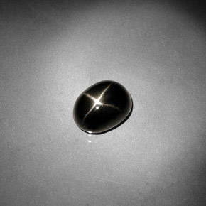 2.58カラットの天然黒スターダイオプサイド（9.1×7 mm・オーバルカット）
