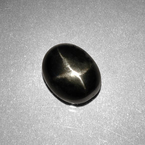 2.63カラットの天然黒スターダイオプサイド（8.7×7.1 mm・オーバルカット）