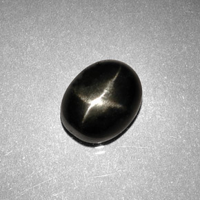 2.63カラットの天然黒スターダイオプサイド（8.7×7.1 mm・オーバルカット）