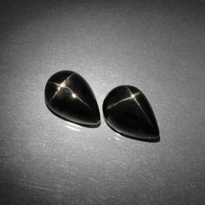 カラットの天然黒スターダイオプサイド（9.9×6.9 mm・洋梨の形）