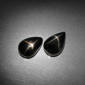 カラットの天然黒スターダイオプサイド（9.9×6.9 mm・洋梨の形）