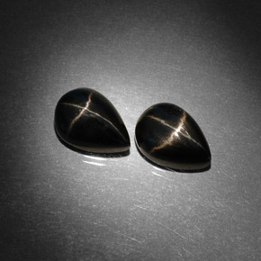 カラットの天然黒スターダイオプサイド（10.1×7.1 mm・洋梨の形）