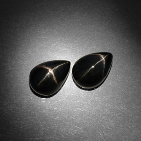 カラットの天然黒スターダイオプサイド（10.1×7.1 mm・洋梨の形）