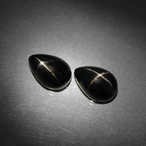 カラットの天然黒スターダイオプサイド（9.9×7 mm・洋梨の形）