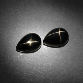 カラットの天然黒スターダイオプサイド（9.9×7 mm・洋梨の形）