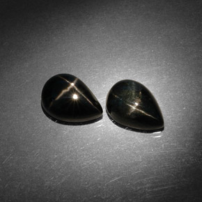 カラットの天然黒スターダイオプサイド（10×7 mm・洋梨の形）