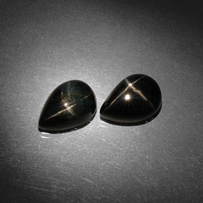 カラットの天然黒スターダイオプサイド（10×7 mm・洋梨の形）