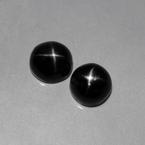 カラットの天然黒スターダイオプサイド（7.3×7 mm・オーバルカット）
