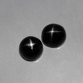 カラットの天然黒スターダイオプサイド（7.3×7 mm・オーバルカット）