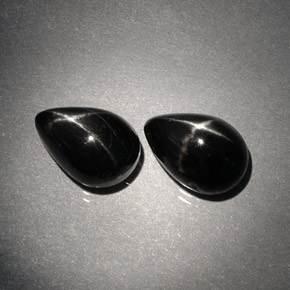 カラットの天然黒スターダイオプサイド（10×7 mm・洋梨の形）