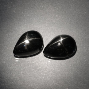 カラットの天然黒スターダイオプサイド（10×7 mm・洋梨の形）