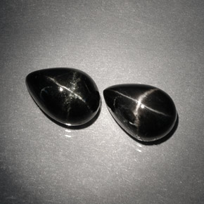 カラットの天然黒スターダイオプサイド（10.1×7.1 mm・洋梨の形）