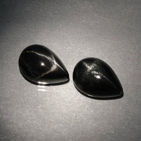 カラットの天然黒スターダイオプサイド（9.7×6.8 mm・洋梨の形）