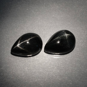 カラットの天然黒スターダイオプサイド（9.7×6.8 mm・洋梨の形）