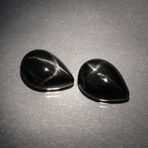 カラットの天然黒スターダイオプサイド（9.7×6.8 mm・洋梨の形）
