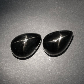 カラットの天然黒スターダイオプサイド（10.1×7 mm・洋梨の形）