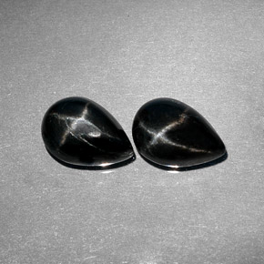カラットの天然黒スターダイオプサイド（10×7.1 mm・洋梨の形）