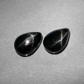 カラットの天然黒スターダイオプサイド（10×7.1 mm・洋梨の形）