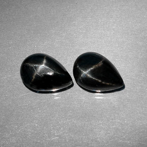 カラットの天然黒スターダイオプサイド（10×7.1 mm・洋梨の形）