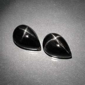 カラットの天然黒スターダイオプサイド（10×7 mm・洋梨の形）