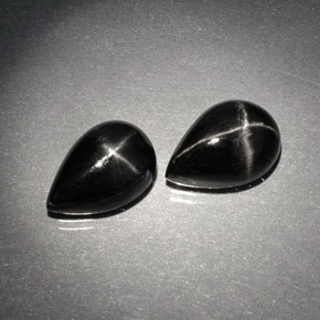 カラットの天然黒スターダイオプサイド（10×7 mm・洋梨の形）