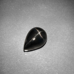 2.75カラットの天然黒スターダイオプサイド（10×7 mm・洋梨の形）