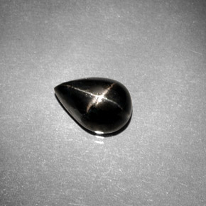 2.75カラットの天然黒スターダイオプサイド（10×7 mm・洋梨の形）