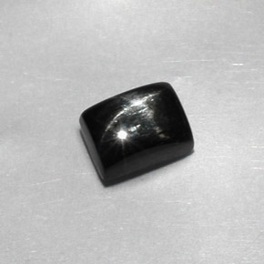1.82カラットの天然黒スターダイオプサイド（7.1×5.2 mm・バゲット）
