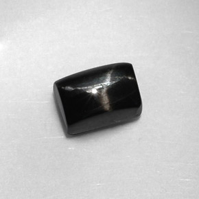 1.89カラットの天然黒スターダイオプサイド（7×5.1 mm・バゲット）