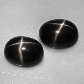 カラットの天然黒スターダイオプサイド（9.1×7 mm・オーバルカット）