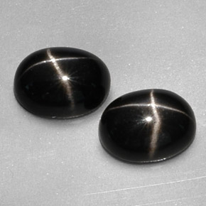 カラットの天然黒スターダイオプサイド（9.1×7 mm・オーバルカット）