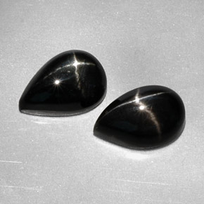 カラットの天然黒スターダイオプサイド（10×7 mm・洋梨の形）